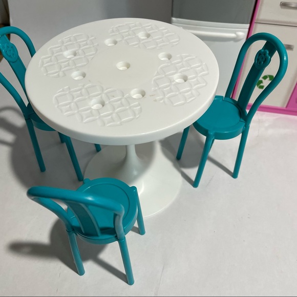 Barbie kitchen set Refrigerator & stove sounds table & chairs - Picture 3 of 6